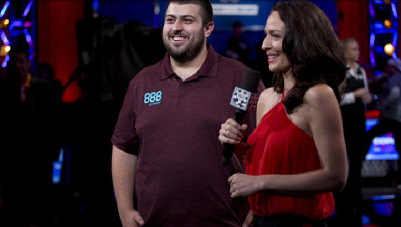 Blumstein durante le interviste di rito (Foto WSOP)