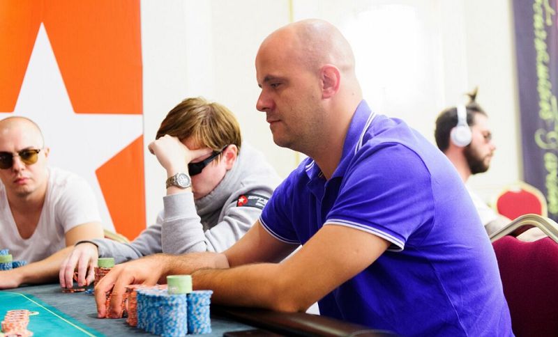 Il chipleader del torneo (Foto Tomas Stacha - PokerStars)